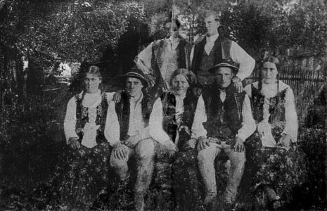 Rok 1918, Groń. Zdjęcie rodziny Kobylarczyków. W środku siedzi Katarzyna Kobylarczyk, matka Ludwika (Dziadka). Od lewej strony siedzi przypuszczalnie jej przyszła synowa, Aniela Nowobilska (Babka), oraz jej narzeczony Ludwik Kobylarczyk. Po drugiej stronie Katarzyny siedzi jej mąż Michał. Stoją bracia Ludwika - od lewej Władek i Jakub (dziadek autorki albumu).