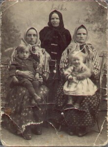 Rok 1923, Groń. Jedno z najwcześniejszych zdjęc Babki. Siedzą od lewej - Aniela z Nowobilskich Kobylarczyk (Babka) z synem Władkiem na kolanach. Obok niej jej szwagierka, Elżbieta - siostra Ludwika Kobylarczyka (Dziadka) z najstarszą córką, ???. Nad nimi stoi matka Ludwika i Elżbiety, teściowa Anieli - Katarzyna Kobylarczyk z domu Mucha.