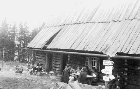 Lipiec'71. Stary szałas - "Rysy" Od lewej: kury, przy stole Lulki, pod ścianą Jaś Grondalski, Marek, ??, Regina