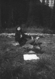 Wrzesień/październik 1976. W kilka lat później Wanda Rutkiewicz powiedziała: "Tylko ten zna cudowny smak gorącej herbaty, kto utrudzony i zmarznięty pociągnął jej łyk gdzieś tam w górze..." Po szczęśliwym powrocie - spożywanie "najsłodszych" w swej prostocie posiłków i napojów.