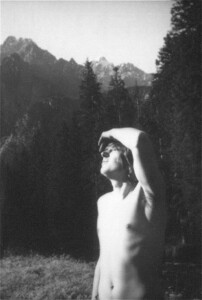 Wrzesień/październik 1976. Syn Apollina po porannym wstaniu - przed ogoleniem się i umyciem obowiązkowe przeciąganie kości, rozluźnianie ścięgien i stawów, przywracanie stanu pełnej gotowości zdobywczej.