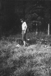 Wrzesień/październik 1976. Starannie przygotowywaliśmy się do kilkudniowego wypadu na słowacką stronę. Szkoda, że zachowało sie mało zdjęć, bo zobaczylismy i zwiedziliśmy sporo. Na zdj.: Tomek przed wyruszeniem na szlak.