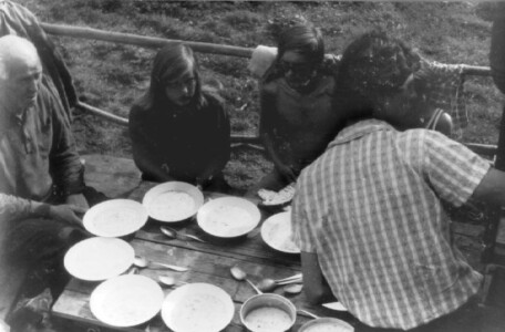 Sierpień'72 ??. Będzie uczta. Po lewej prof. Zagórski (ojciec Sławka), obok Mariola, Pysio, odwrócony plecami Sławek.