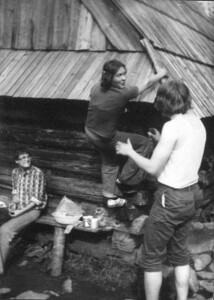 Wrzesień/październik 1976. Mimo że Tomuś się odwrócił - jest rozpoznawalny. Asekuruje tę słabą, aczkolwiek silnie zbudowaną istotę podczas wspinaczki na szczyt Krywania ("Krywania"). Kto przypomni jej imię?