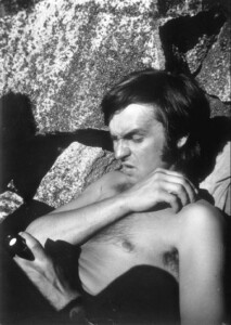 Sierpień'73. Wojtek Swoboda na Wołoszynie. Wyjaśniamy, że ten przyrząd w ręku to światłomierz. Wtedy się światło mierzyło, potem pstrykało, a potem i tak połowa była do wyrzucenia.