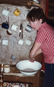 Grudzień'71. Ela przy garach. Zmywa po bryi numer siedem. Wzrokiem mówi: "Nie podchodź...".