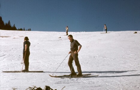 Grudzień'71. Ania Bajtała i Heniek Kuźmiński. U góry pomniki Eli i Walka.