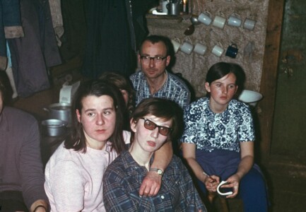 Grudzień'71. Od lewej kawałek Janka, Ira, Ewa, wyżej Tadziu i Basia. Po prawej wejście do izby z sieni.