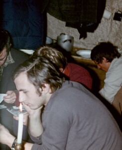 Grudzień'71. Janek Lulek, zasłonięty Marek Sowiński, z lewej połowa kogoś, z tyłu Walek Fiut.