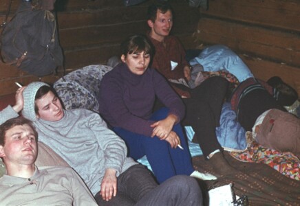 Grudzień'71. Z lewej goście dalej leżą. W środku Regina, Geniu, padnięty Walek.