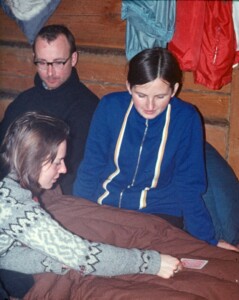 Grudzień'71. Pod ścianą Tadziu i Basia Lulkowie, Bożena układa pasjansa.