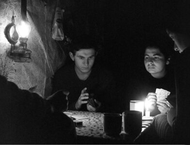Sierpień'72. Brydżyk. Jak zwykle trzy bez atu, bez trzech. Po prawej Jadzia i nos chyba Hanki Zagórskiej, w środku ???. Może jak się rozpozna, to się odezwie.