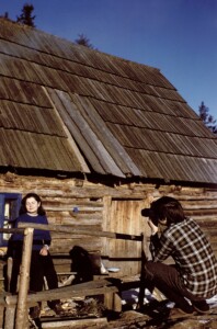 Zima 72/73. Wojtek fotografuje Jadzię.