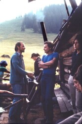 Sierpień'79. W środku Andrzej. Chyba w tym dniu, o szóstej rano świat spod klapy wyglądał pięknie, powietrze było rześkie i pachniało latem, gdy nagle znad drabiny wyjrzała gęba wopisty, który chamskim wrzaskiem wygnał wszystkich nad dół z dokumentami. W południe odbieraliśmy je na Palenicy razem z mandatami. Imię wopisty jest pamiętane, ale niegodne wspomnienia.