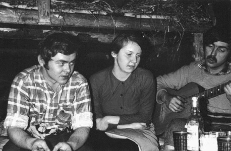 Zima 72/73. Gaba, Mańcia, Wojtek. Sądząc po minach leci coś refleksyjnego. "Ostatni trolejbus" pewnie...