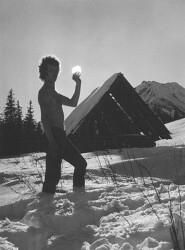 Grudzień'75. Jacek trzyma w ręku słońce.