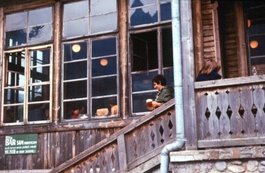 Sierpień'77. Moko. Jadzia "wystała" piwko.