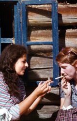 Wrzesień'73. Jadzia, papieroski, Mańcia. Rodzice wypuszczają dziecko samo na wakacje, a ono ulega deprawacji paląc papierosy, a nierzadko i pijąc alkohol.