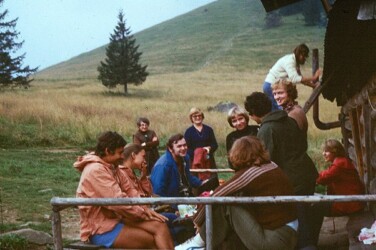 Sierpień'77. Od lewej Andrzej, Grażyna, stoi Marianna(?), Gaba, Wanda, Jadzia mała, Jadzia średnia, Janek, włazi Grześ, siedzi ??, tyłem odwrócona Grażyna.