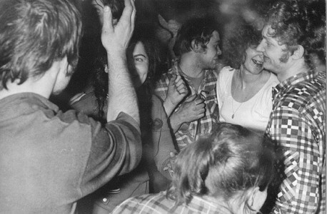 Wigilia Sylwestra 72/73. Zabawa się rozkręciła. Od lewej czyjaś ręka, pod ręką Jadzia, Gaba, Ewa Młodkowska, Janek, na dole Ala(?).