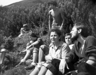 Sierpień'72. Wołoszyn, gdzieś na ścieżce. Odpoczywa od lewej noga Grzegorza, ???, Hanka, Jadzia, nad nią Sławek, ???, Jacek Antowski.