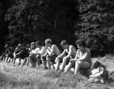 Sierpień'72. Polana pod Woloszynem. Szliśmy na Wołoszyn "pod włos". Siedzimy: Jadzia, ??, ??, Wojtek, Mariola, głowa Sławka, Jacek Antowski, plecy Hanki, Grzegorz.