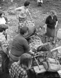 Sierpień'73. Od lewej: koleżanka Ewy (chyba Marysia), niżej Janek, na dole głowa Majki, nad nią Jacek Frejlak. Przy toboganie dwaj goprowcy, pasek trzyma "ciocia" Wanda z Wrocławia. I tak im zwiała ze szpitala mimo tych pasków. Trzy dni później była już z nami na Wołoszynie.