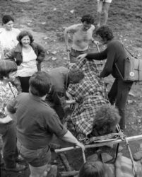 Sierpień'73. Akcja GOPR-u w pełni, a tu nie wszyscy zachowują powagę adekwatną do sytuacji.