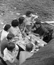 Sierpień'73. Ewka odjechała. Kombinujemy co z nią będzie. A było to, że po dwóch dniach urwała się ze szpitala i była z powrotem na Rusince.
