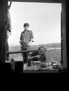 Sierpień'72. Jacek, świeżo po skończeniu medycyny. Rok wcześniej, w starej kolibie słuchaliśmy jego wykładu na temat "Z czego jest świat zbudowany?". Po porównaniu znanej obecnie masy ziemi z oszacowaną łączną masą ekskrementów, wydalanych na przestrzeni dziejów przez wszelkiego rodzaju istoty żyjące, wyszło mu, że może jednak, choć nie jest to całkiem pewne, ale można by przyjąć hipotezę, z pewnymi zastrzeżeniami oczywiście, że...