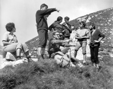Sierpień'72. Krzyżne. Teoretycznie każdy wie którędy do domu, ale co szkodzi pogadać.