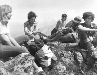 Sierpień'72. Gdzieś na grani Wołoszyna. Od lewej siedzi: Mariola, Jadzia, Grzegorz leży, ???, ???, Sławek