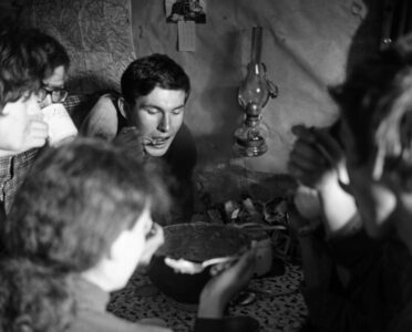 Sierpień'72. Wielkie żarcie ze wspólnej michy.